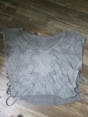 Aeropostale Gray Floral Lace-Up Crop Tee
